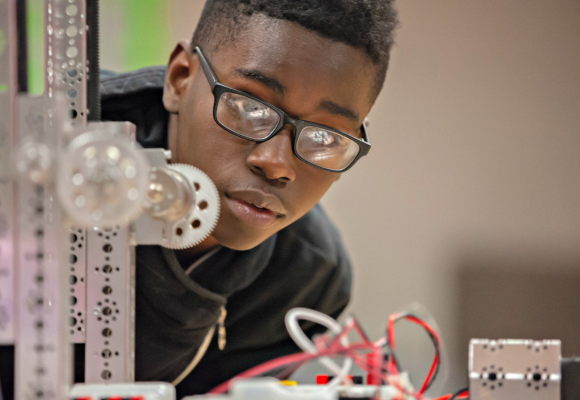 Richmond teen observing circuitry in his afterschool program through NextUp.